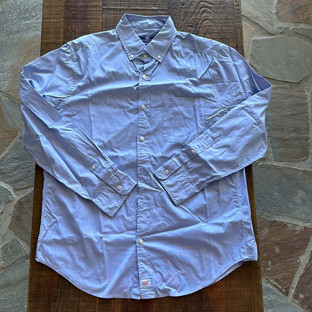 Vineyard Vines classic fit button down long sleeve collared shirt!